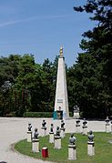 Az obeliszk és a mauzóleum (G). Jobbra mögötte a három Párka (P)