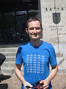 Katzenstein vor dem Rathaus Mögglingen mit einem Fahrrad-T-Shirt