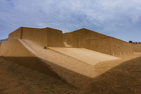 Huaca del Dragón (Huaca Arcoiris) en La Esperanza, La Libertad Por Enrique Jara Licencia: CC-BY-SA-4.0