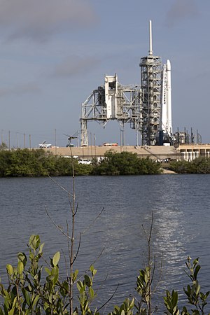 Falcon 9 před startem mise CRS-11