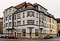 Doppelmietshaus (mit Schmidt-Rühl-Straße 25) in offener Bebauung und in Ecklage, mit seitlicher Einfriedung