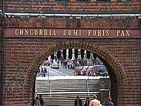 Wahlspruch CONCORDIA DOMI FORIS PAX am Holstentor