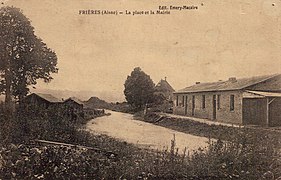 La place et la mairie provisoire après la guerre (environs de 1920-25 ?).