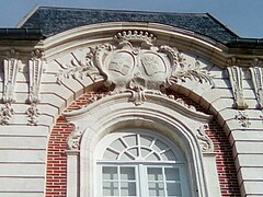 Armes sur le fronton d'entrée (ouest).