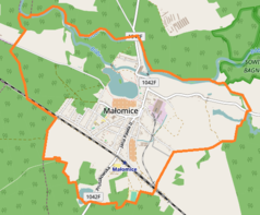 Mapa konturowa Małomic, blisko centrum u góry znajduje się punkt z opisem „Parafia Matki Boskiej Nieustającej Pomocy”
