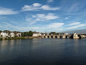 View of Maastricht city centre with its partly medieval bridge on the موز (رود)