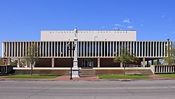 Здание суда округа Матагорда и статуя солдата Конфедерации в Бэй-Сити
