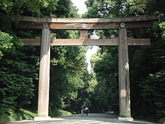 Torii all'entrata del santuario Meiji