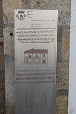 Placa de informação do Paço Municipal, com o texto em mirandês.