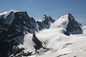 Vue de l'Évêque (à droite) avec la Mitre de l'Évêque (au centre) et le mont Collon (à gauche).