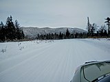 Une route et des montagnes enneigées