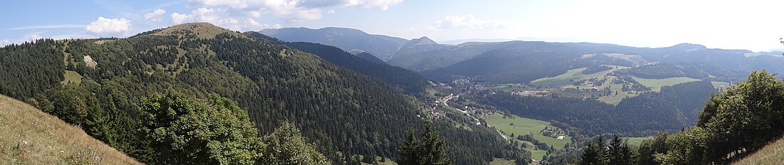 Fragment panoramy widokowej ze szczytu Nová hoľa. W dole Donovaly, w tle Niżne Tatry i Starohorskie Wierchy