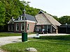 Kop-rompboerderij in ambachtelijk-traditionele stijl met aangebouwde stookhut