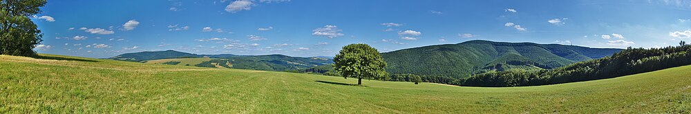 Panorama vido al Blankaj Karpatoj - de dekstre Granda Javorino, Jelenec, Nová Hora kaj Granda kaj Malgranda Lopenikoj