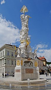 Dreifaltigkeits- oder Pestsäule (des Bildhauers Giovanni Stanetti)[Anm. 1] auf dem Hauptplatz von Baden bei Wien.[Anm. 2]
