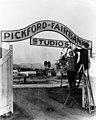 Douglas Fairbanks e Mary Pickford davanti all'insegna dei loro studios