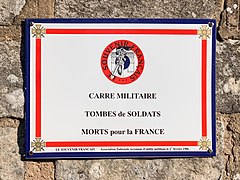 Une plaque émaillée de l'association Nationale du Souvenir Français indiquant la présence d'un carré militaire au sein d'un cimetière avec des tombes de soldats morts pour la France.