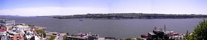 Le fleuve Saint-Laurent vu de Québec. En bas à gauche, la Basse-Ville. De l'autre côté du fleuve, en haut sur l'image, Lévis