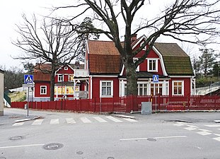 Röda villorna i hörnet Tre Kronors väg / Valsvägen, 2021.