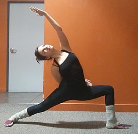 Rhyfelwr gwrthdro, Viparita Virabhadrasana, amrywiad modern o Virabhadrasana II[14]