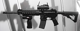 SIG 516 с коллиматорным прицелом, передней рукояткой и ружейным фонариком