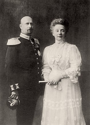 最初の妻ザクセン＝ヴァイマル＝アイゼナハ大公女エリーザベトと共に（1907年）
