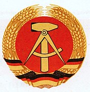 Emblema de la RDA, en una versión de 1955.