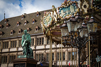 Neue Bau (ancien Hôtel de ville, actuel Hôtel de la Chambre de Commerce et d'Industrie de Strasbourg et du Bas-Rhin) et statue de Gutenberg par David d’Angers.