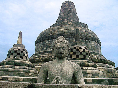 Stupa utama Candi Borobudur yang dikelilingi arca Buddha dan stupa-stupa di Borobudur, Magelang, Jawa Tengah, Indonesia.