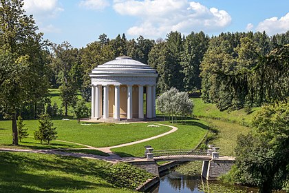 Templo da Amizade, no Parque Pavlovsk, São Petersburgo. (definição 4 200 × 2 800)