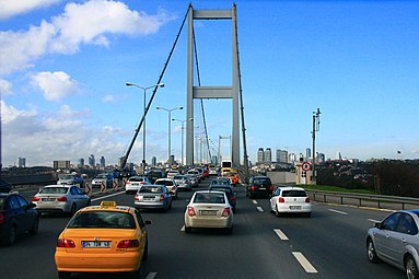 Pont du Bosphore et les gratte-ciel de la partie européenne d'Istanbul