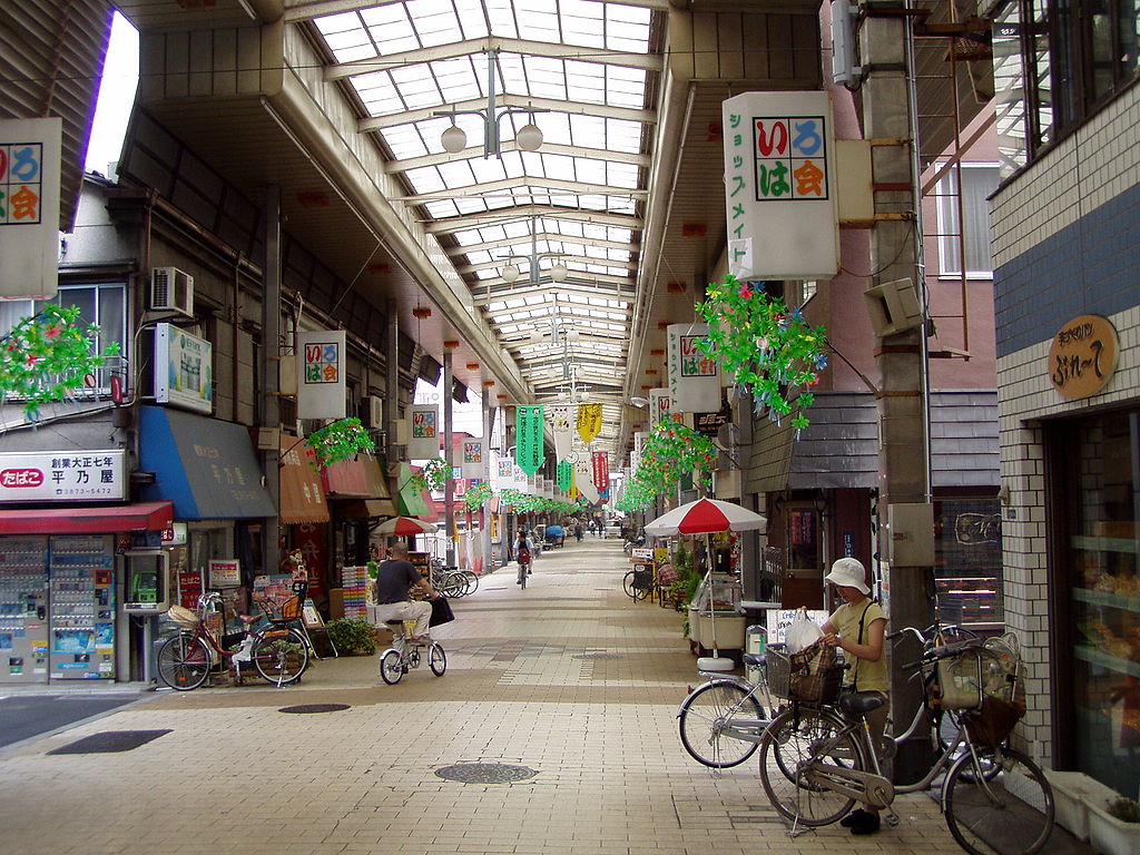 http://upload.wikimedia.org/wikipedia/commons/thumb/7/77/Tokyo-taito-shoppingarcade.jpg/1024px-Tokyo-taito-shoppingarcade.jpg