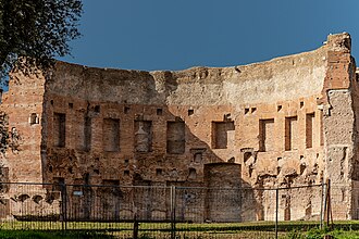 Руины дворца скрыты под постройками Терм Траяна