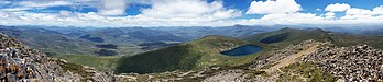 Vista a oeste da montanha Hartz no Parque nacional das Montanhas Hartz, no Vale Huon, Tasmânia, Austrália. É um dos 19 Parques Nacionais da Tasmânia e, em 1989, foi incluído na Área de Patrimônio Mundial da Natureza Selvagem da Tasmânia, em reconhecimento aos seus valores naturais e culturais. As montanhas Hartz receberam o nome da cordilheira Harz, na Alemanha. A maior parte do parque está a mais de 600 metros acima do nível do mar, com altitudes variando de 160 m a 1 255 m. A espinha dorsal da rocha no parque é dolerito, enquanto as áreas do sul em altitudes mais baixas são constituídas por rochas sedimentares formadas a partir de sedimentos depositados por fontes marinhas, glaciais e de água doce entre 355 e 180 milhões de anos atrás. (definição 10 046 × 2 156)