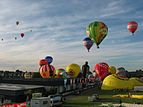 Massenstart auf der Warsteiner Internationalen Montgolfiade im Sauerland