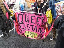 Stendardo della Resistenza Queer a una marcia