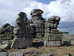 Afloramientos de granito en la montaña Piedras Silesias en el suroeste de Polonia