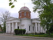 Neuvostovuosien jälkeen osin uudelleenrakennettu, Jumalanäiti Neitsyt Marian suojelun (Pokrova) mukaan nimetty kirkko vuodelta 1834.