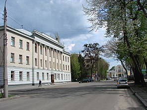 Вздовж вулиці ліворуч — Черкаський художній музей, попереду — Палац одружень