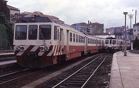 Zwei Fahrzeuge am Bahnhof Porto Trindade (1990)