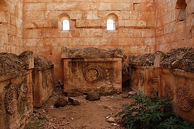 Sarkofager i den største af to pyramidegrave i al-Bara (syd)