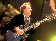 Angus Young při koncertě v roce 2001