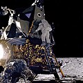 ألان بين يهبط من المركبة القمرية أبولو 12.
