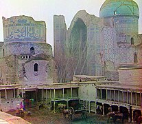 Photographie de la mosquée Bibi-Khanym, prise entre 1905 et 1915 par Sergueï Prokoudine-Gorski, donc postérieure au tremblement de terre de 1897.