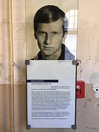 Bodo Strehlow (* 1957) je bývalý příslušník Lidového námořnictva NDR. V roce 1979 se pokusil uprchnout na Západ na služební lodi. Útěk se však nezdařil. Po jeho varovných výstřelech do vzduchu byl přemožen a těžce raněn ručními granáty. Ve věznici Bautzen II byl za „terorismus“ vězněn v letech 1979–1989. Na samotce strávil víc než 9 let. Okamžitě po svém omilostnění roku 1989 opustil NDR a začal studovat fyziku v Heidelbergu. V roce 1992 Krajský soud jeho rozsudek zrušil. Bodo Strehlow žije v Heidelbergu a živí se informatikou.[11]