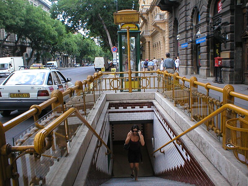 Datei:Budapest Foeldalatti Basja Utca Entrance.jpg