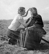 יוסטין בודקת את מאפייני פניה של אישה צוענייה, 1938