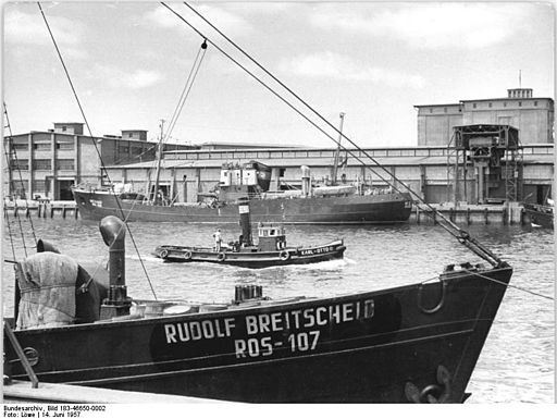 Bundesarchiv Bild 183-46650-0002, Rostock, Hafen, Fischhallen, Trawler