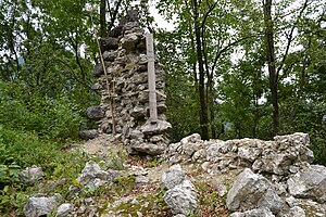 Notdürftig gesicherter Mauerrest an der Südostecke der Ruine (September 2013)