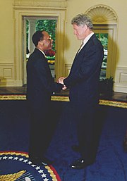 Jean-Bertrand Aristide rencontre Bill Clinton dans le bureau ovale, 14 octobre 1994.